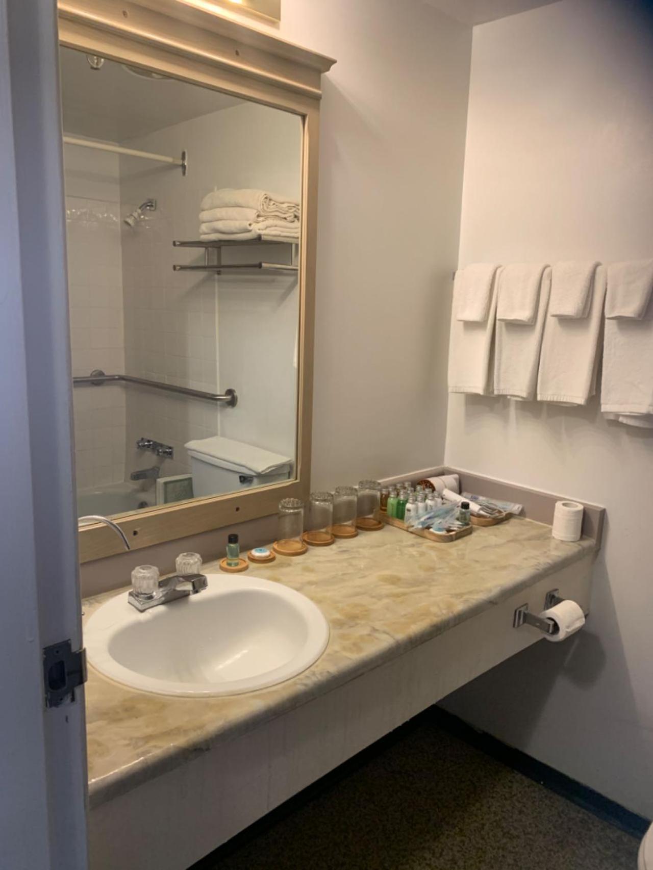 Providence Place Inn Port Hardy Esterno foto
