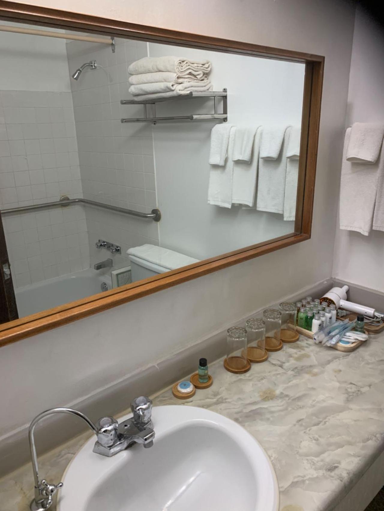 Providence Place Inn Port Hardy Esterno foto