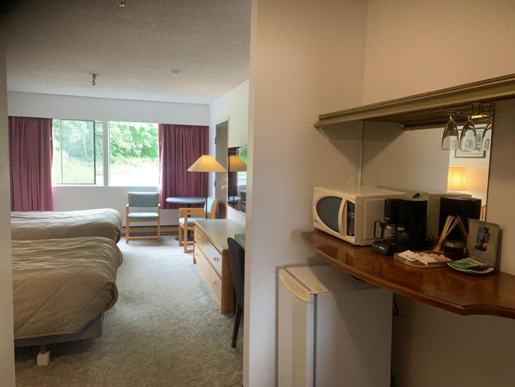 Providence Place Inn Port Hardy Esterno foto