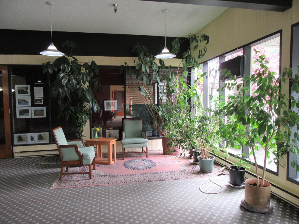 Providence Place Inn Port Hardy Esterno foto