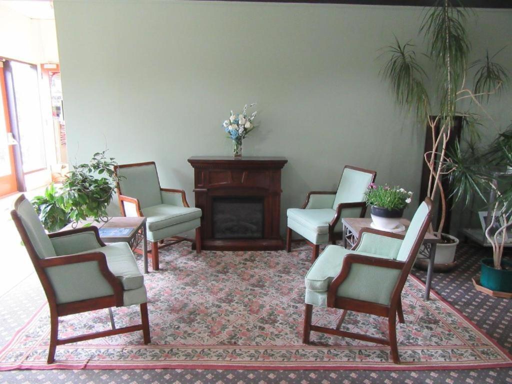 Providence Place Inn Port Hardy Esterno foto