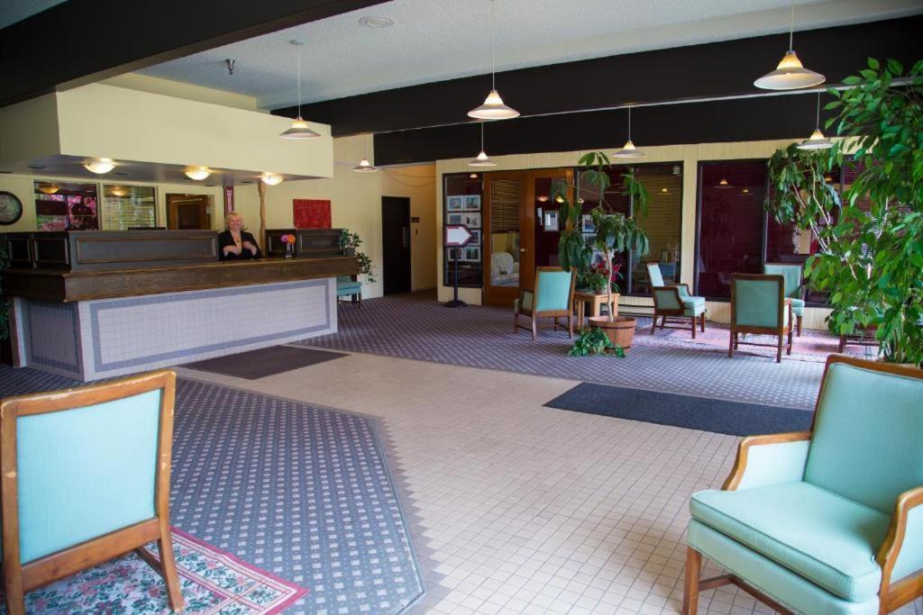Providence Place Inn Port Hardy Esterno foto