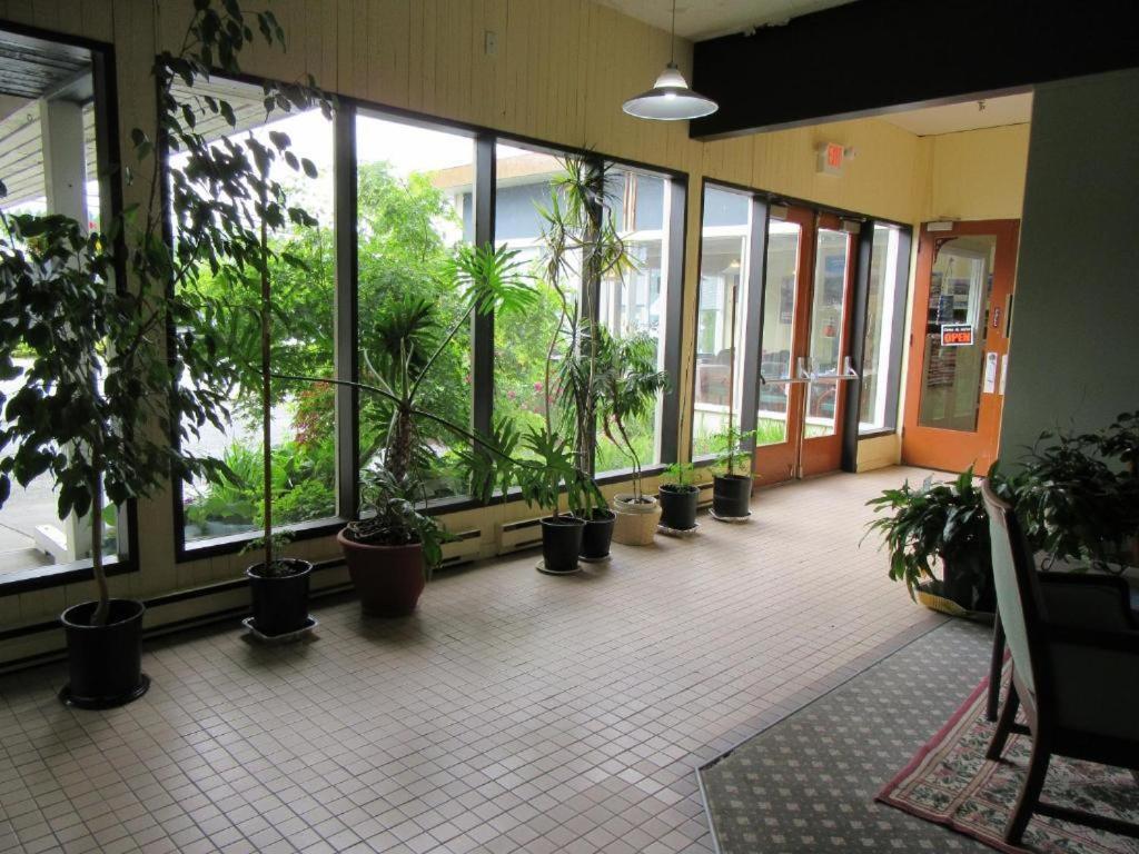 Providence Place Inn Port Hardy Esterno foto