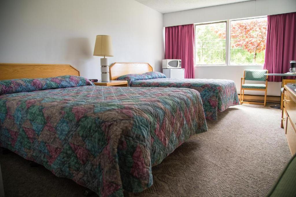 Providence Place Inn Port Hardy Esterno foto