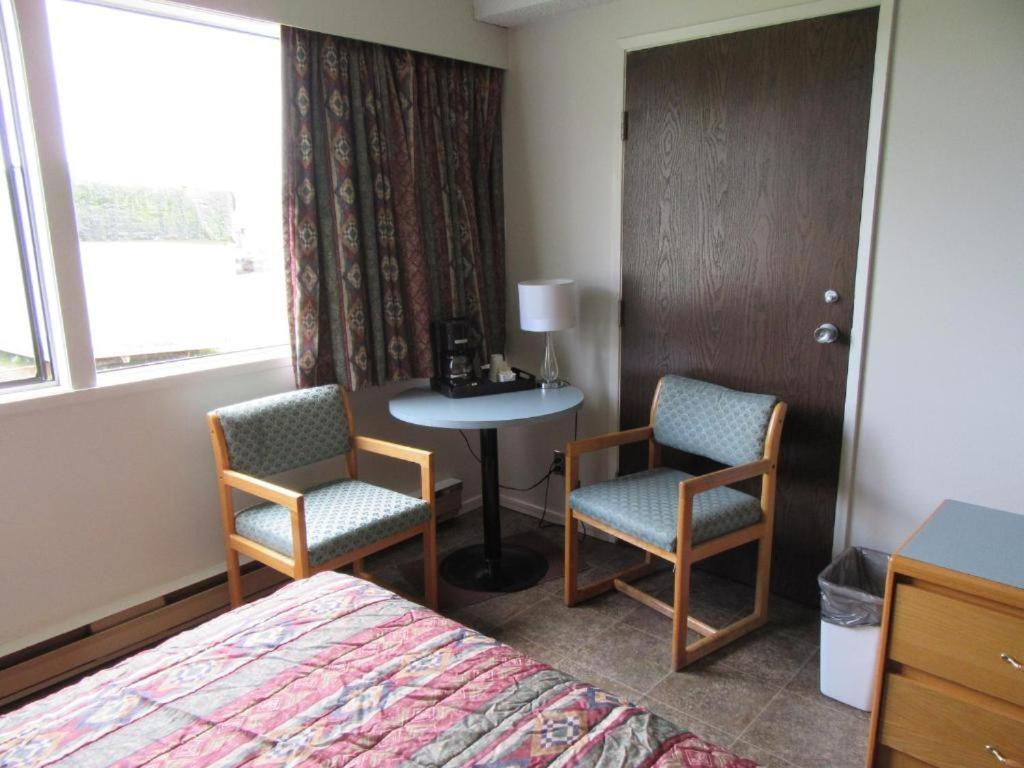 Providence Place Inn Port Hardy Esterno foto