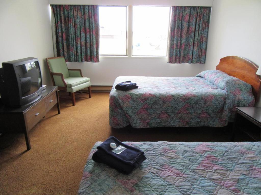 Providence Place Inn Port Hardy Esterno foto