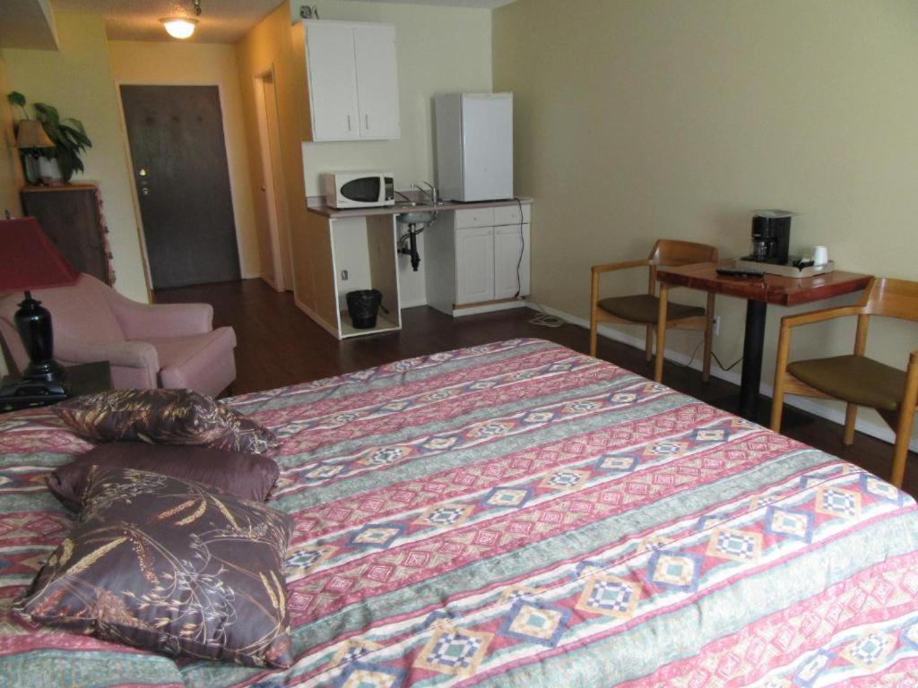 Providence Place Inn Port Hardy Esterno foto