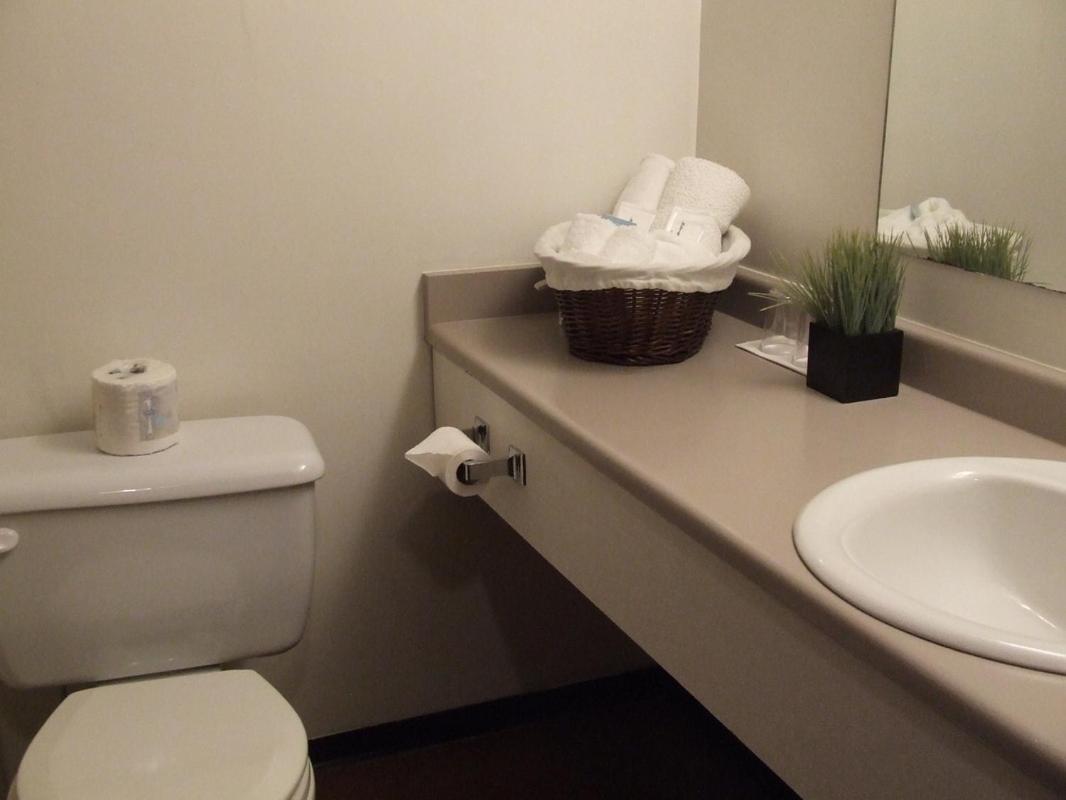 Providence Place Inn Port Hardy Esterno foto